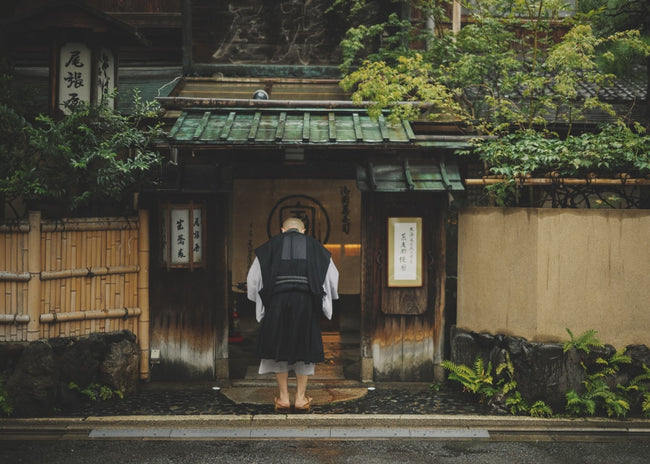 江戸時代、菓子屋の尾張屋は蕎麦屋として禅寺や御所に出入りするようになりました。